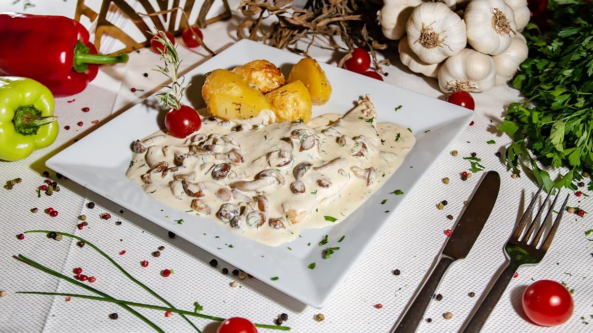 Piept de Pui cu Sos de Smantana si Ghebe 350
