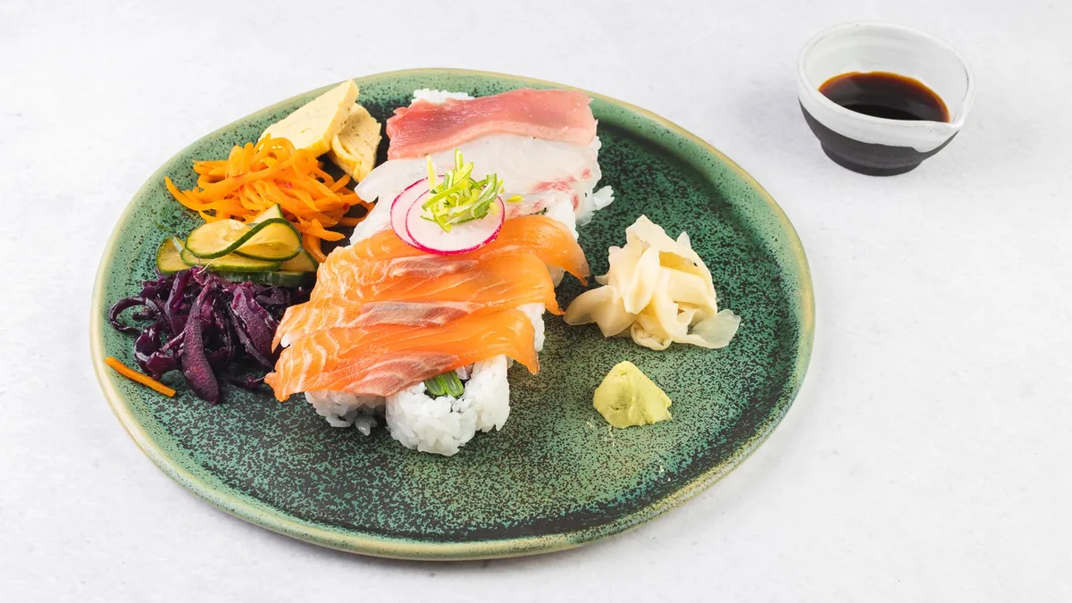 Chirashi sushi bento