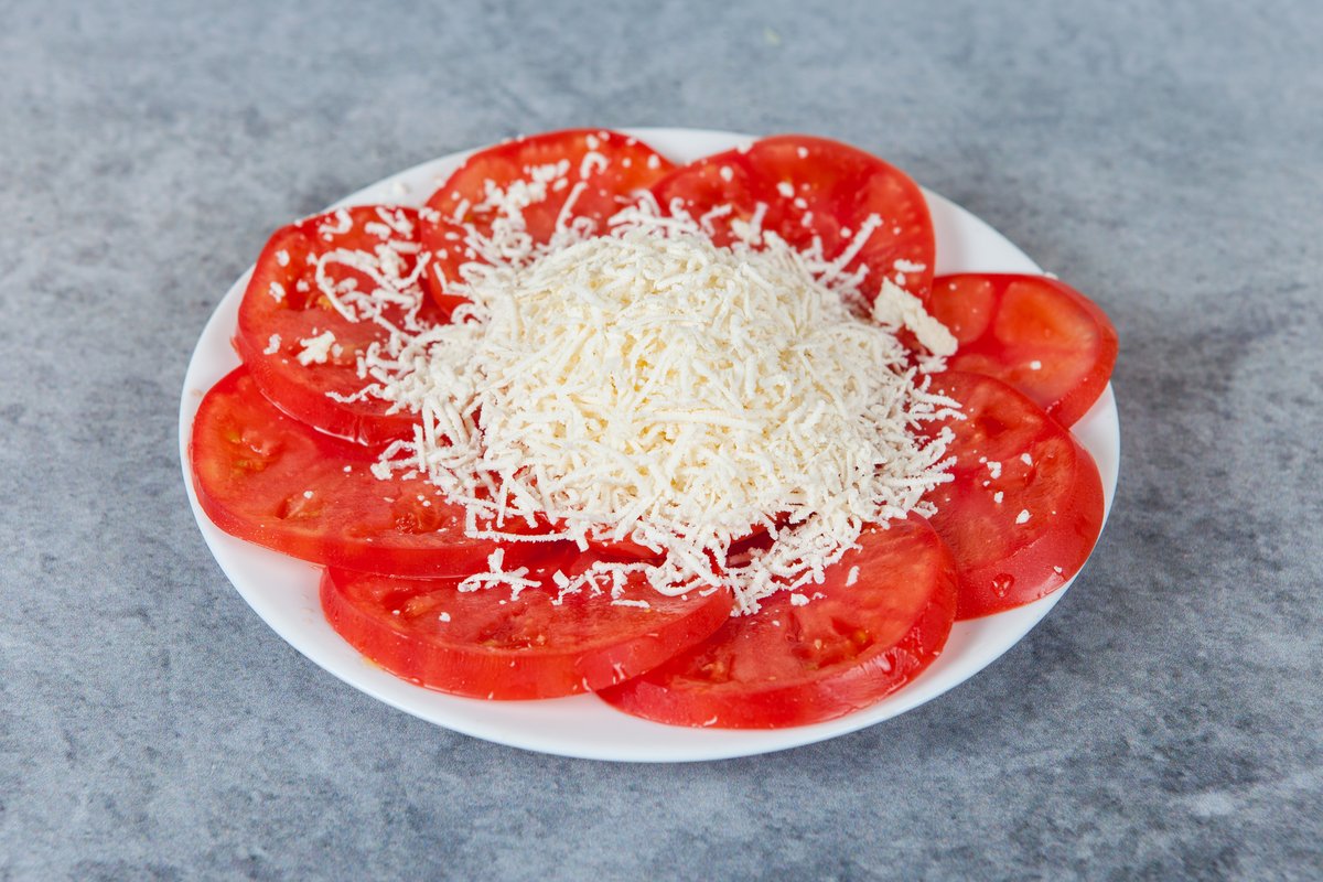 Paradajz sa sirom salata