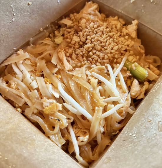 Pad Thai ( Traditional pan-fried noodles )