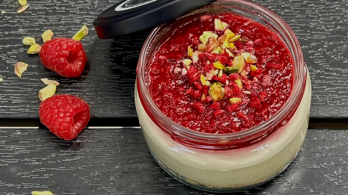 Málnás pisztáciás sajttorta