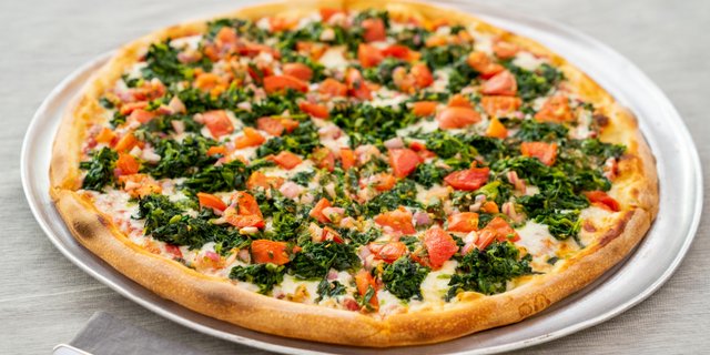 Spinach and Tomato Pizza