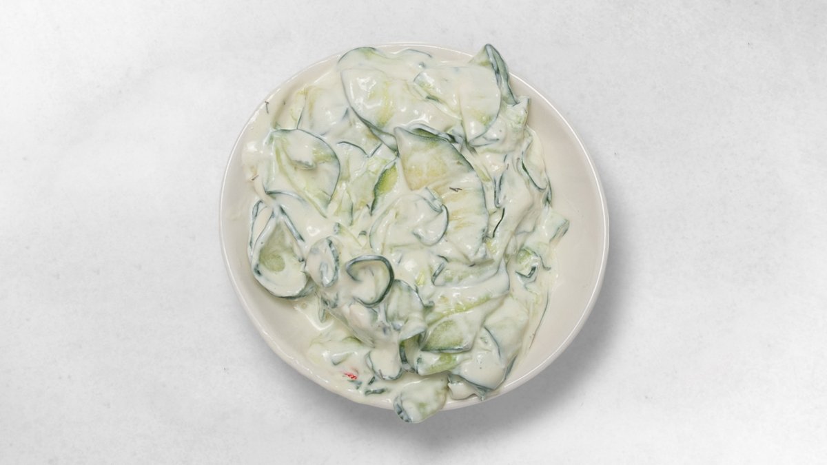 Hausgemachter Rahm-Gurkensalat