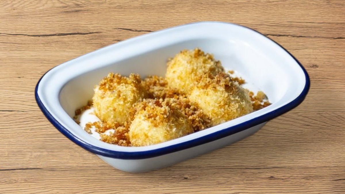Cottage-cheese dumplings, sweetened sour cream, caramelized walnut