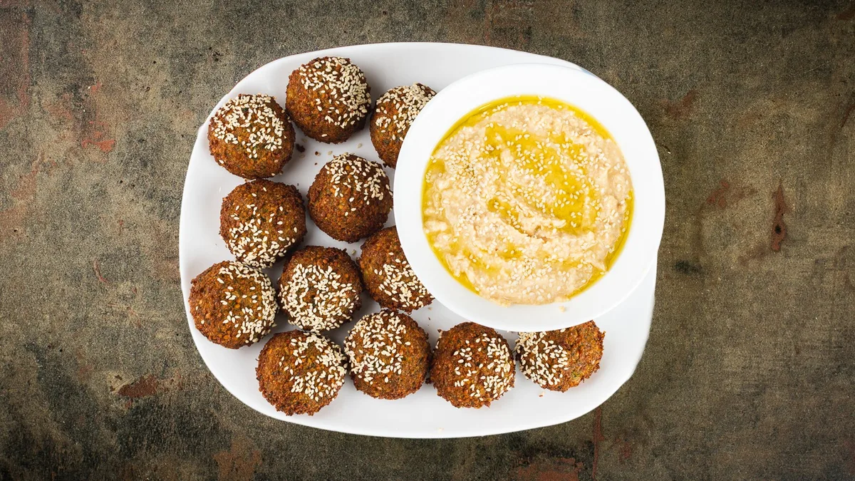 Falafel (12 kosov) in humus