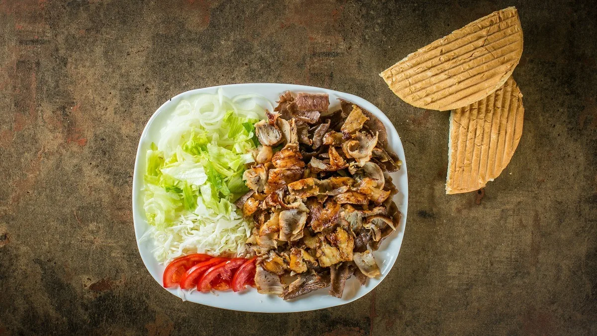 Kebab na krožniku