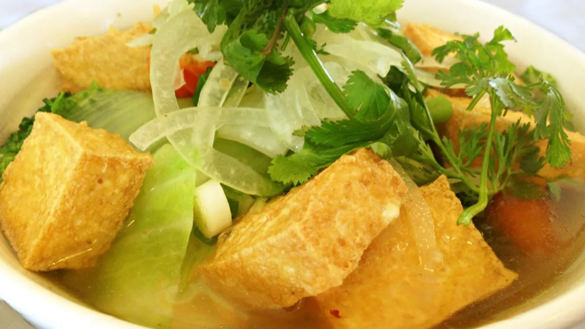 Rizs cérnametélt leves tofuval (bun dau phu)