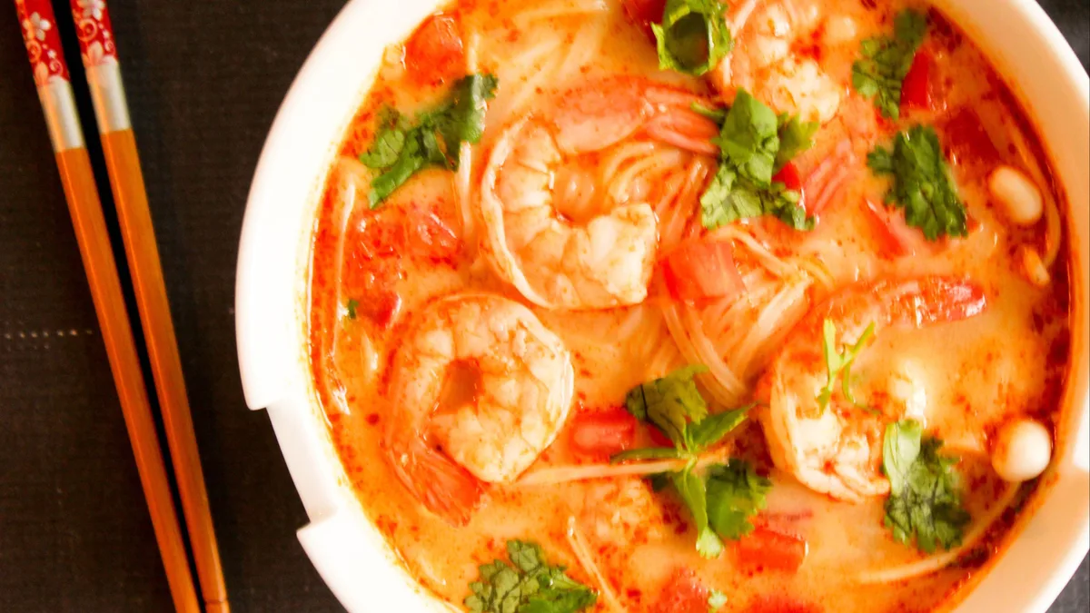 Tom yum leves rizs cérnametélt rákkal (bun tomyum)