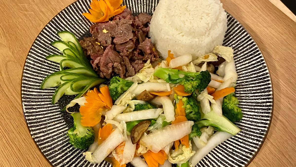 Wokban sült marhahús jázminrizzsel,zöldséggel (com trang bo xao rau)