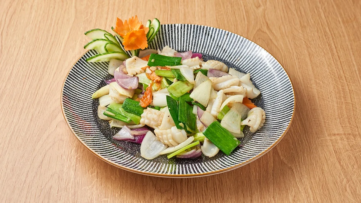 Wokos sült tintahal,zöldséggel (muc xao rau)