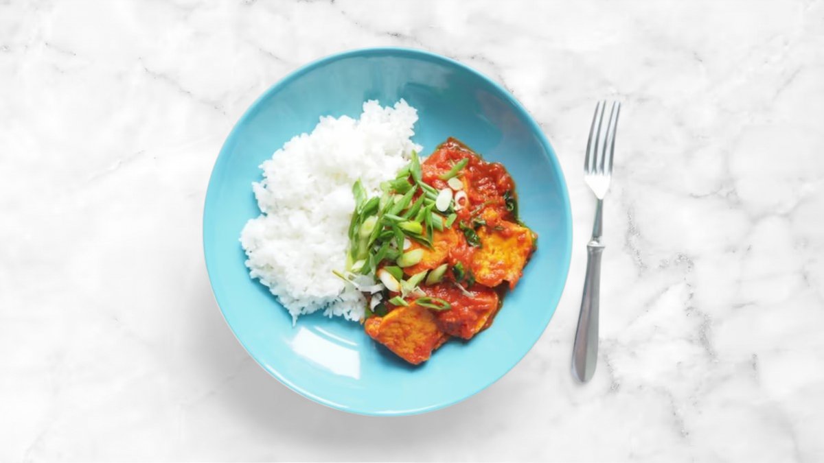 Tofu v rajčatové omáčce a rýži