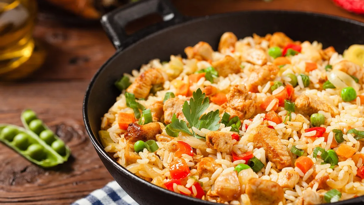 28. WOK RIZS SZALONNA ÉS ZÖLDSÉGGEL