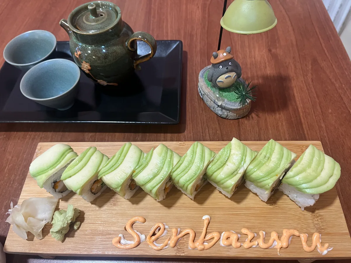D8. CATERPILLAR - Avocado royal roll