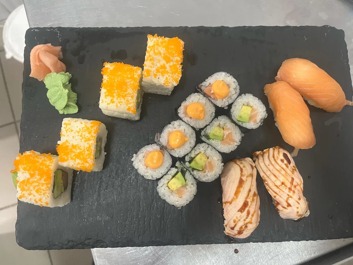 SM4. Sake maki-nigiri box - 16 db