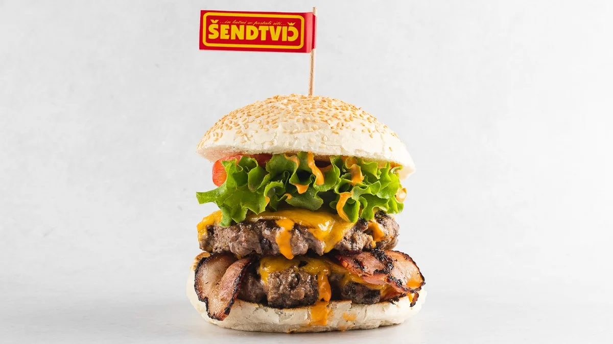 Dvojni šentviški bacon burger