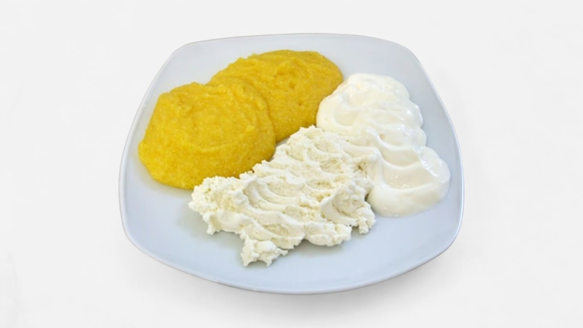 Mămăligă cu brânză și smântână