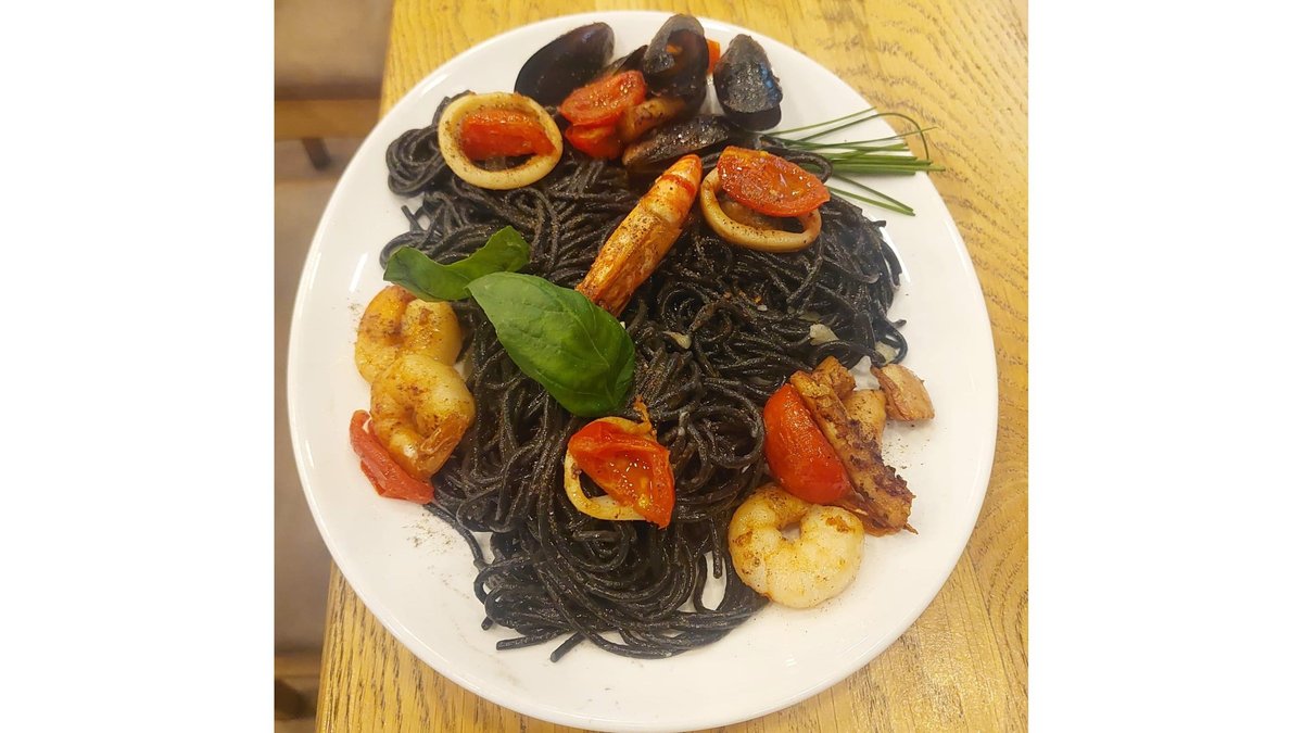 Spaghetti seppia cu fructe de mare
