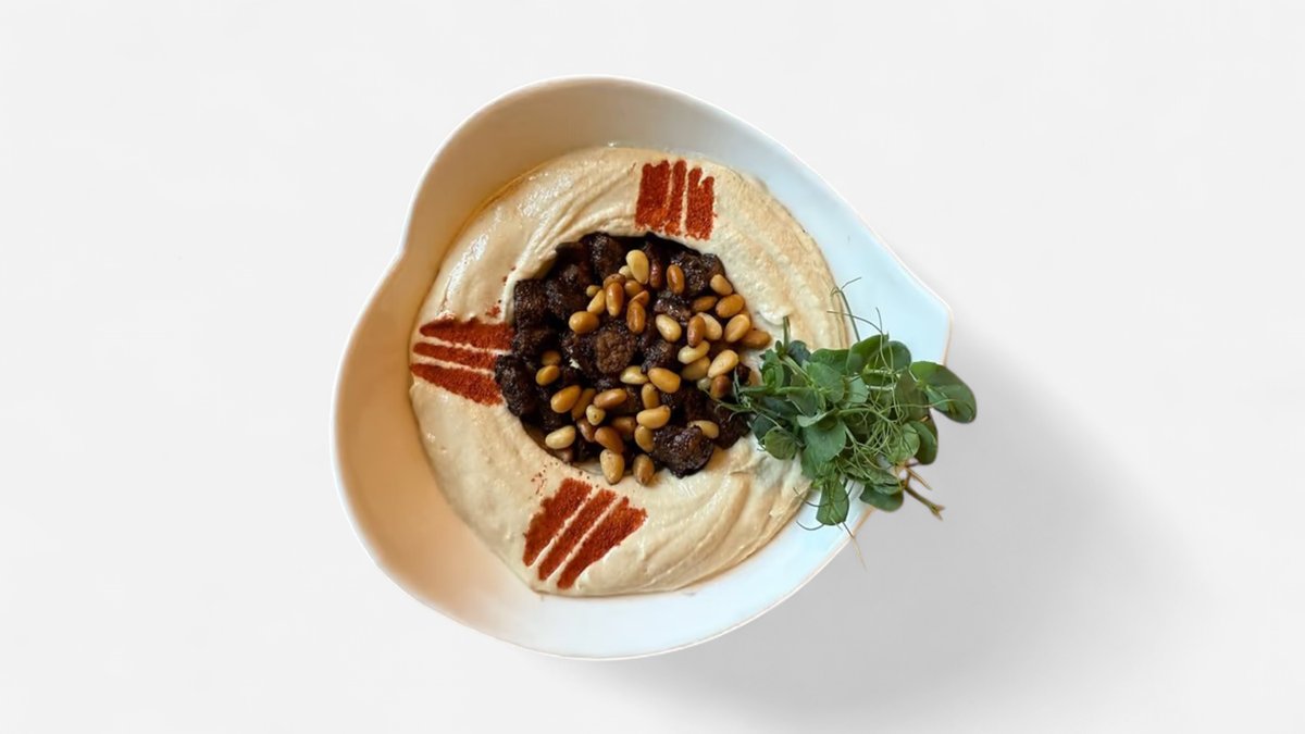 Hommous cu carne de vită și muguri de pin