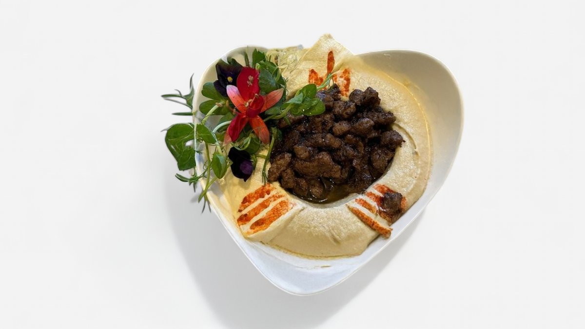 Hommous cu carne de vită