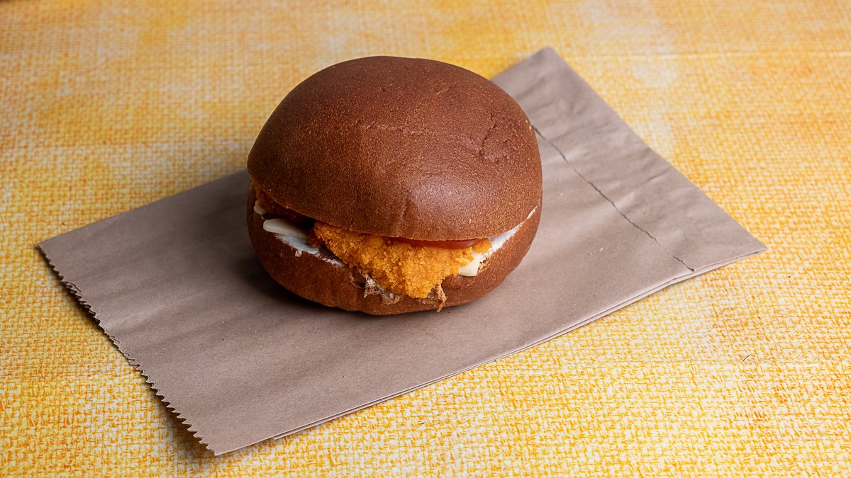 Brioche με Κοτομπουκιές, Edam, Ντομάτα, Μαρούλι και Philadelphia