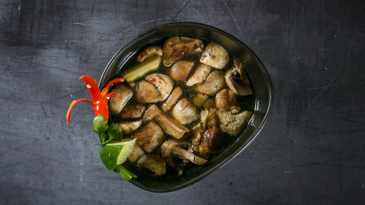 Tajska pekoča juha »Tom Yum« s pičancem in gobami