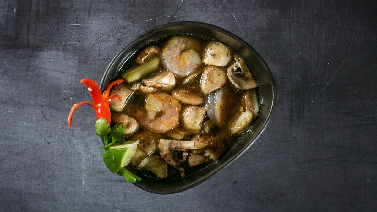 Tajska pekoča juha »Tom Yum« z gamberi in gobami