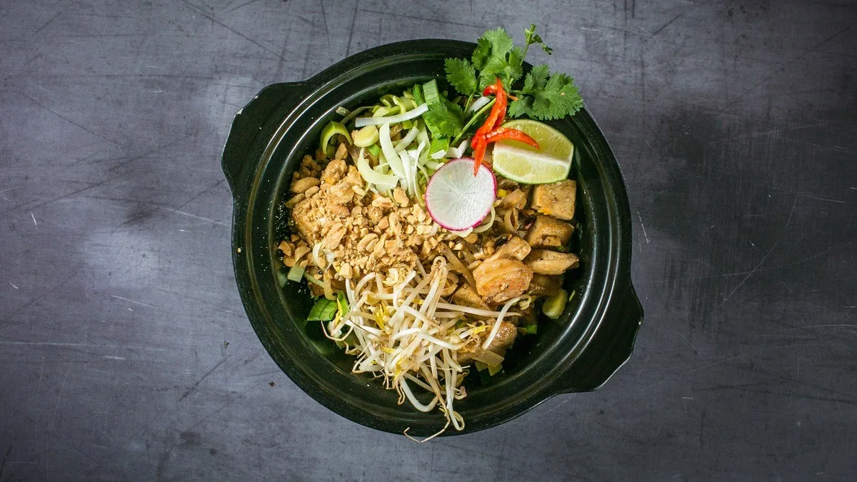 Tajski riževi rezanci Pad Thai z gamberi, piščancem in tofujem