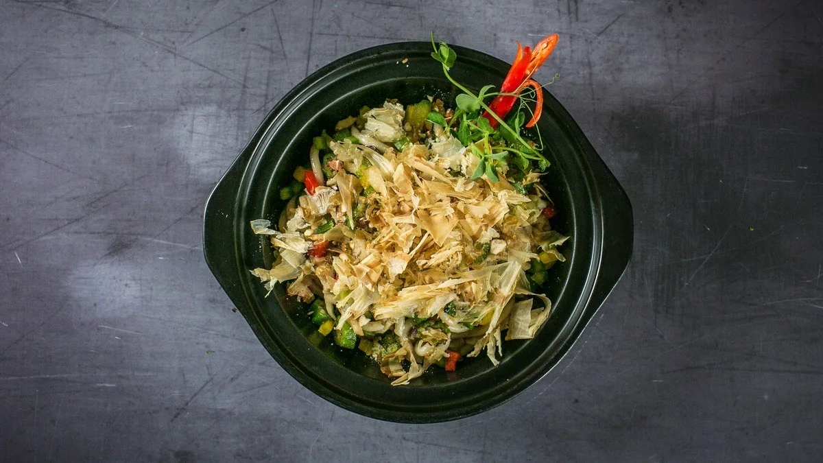 Udon rezanci z dimljenim brancinom