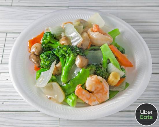 D6. Steamed Shrimp with Mixed Vegetables