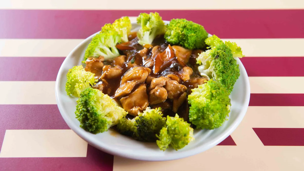 58. Chicken with Broccoli in Garlic Sauce Whole Portion