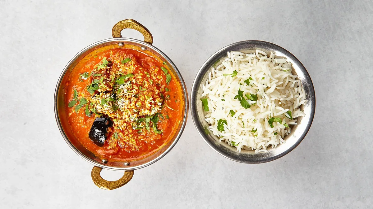 Aubergine and sugar peas curry