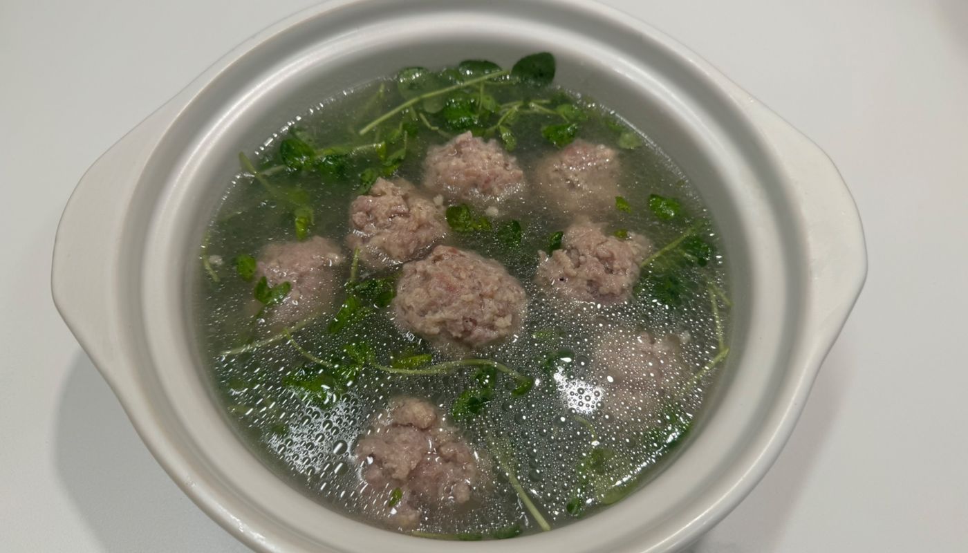 Meatball With Pea Sprouts Soup 手打丸子汤