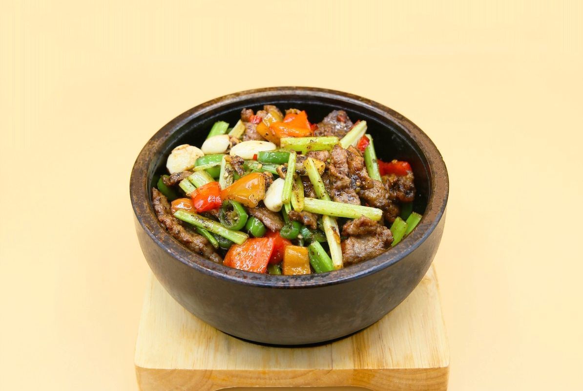 Sautéed Black Pepper Beef In Stone Pot (Medium Spicy ) 石锅黑椒牛肉🌶️🌶️