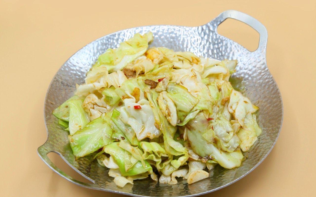 Stir-Fried Cabbage With Slice Pork (Small Spicy) 干锅手撕包菜🌶️