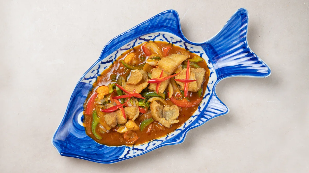 Friteerattua kalaa ja chilikastikkeessa - Pangasiuskala 🌶️ 🌶️ 🌶️  (G, L)