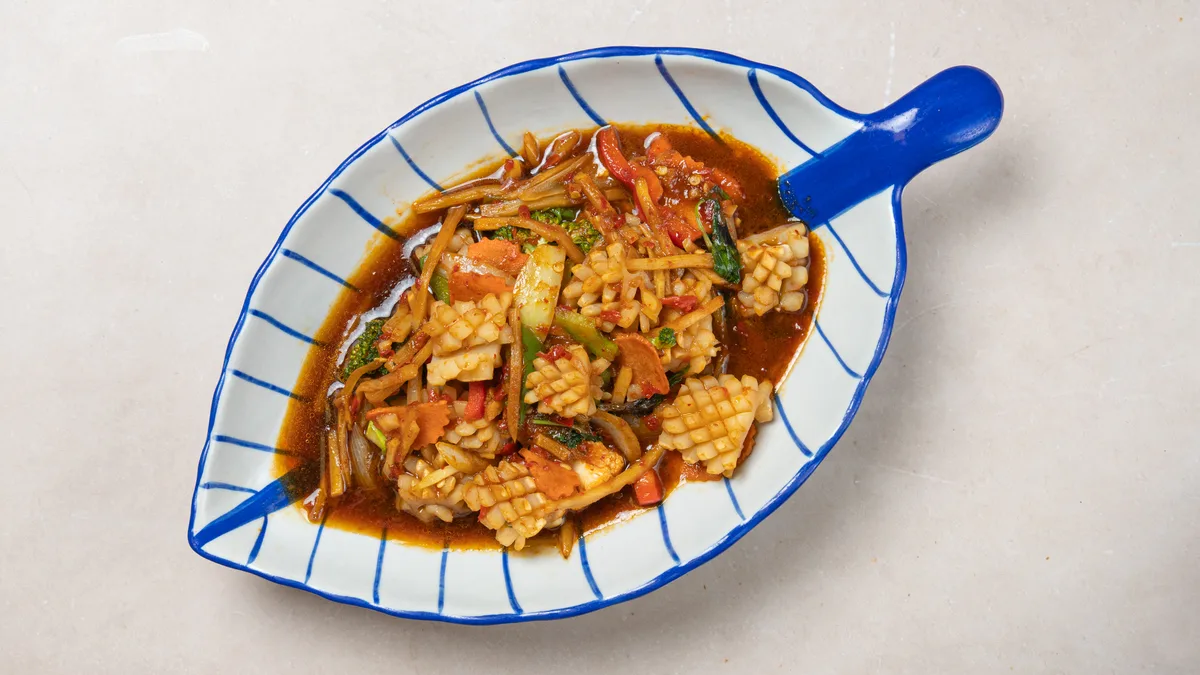 Paistettua mustekalaa chili ja basilikan kera 🌶️ 🌶️ 🌶️  (G, L)