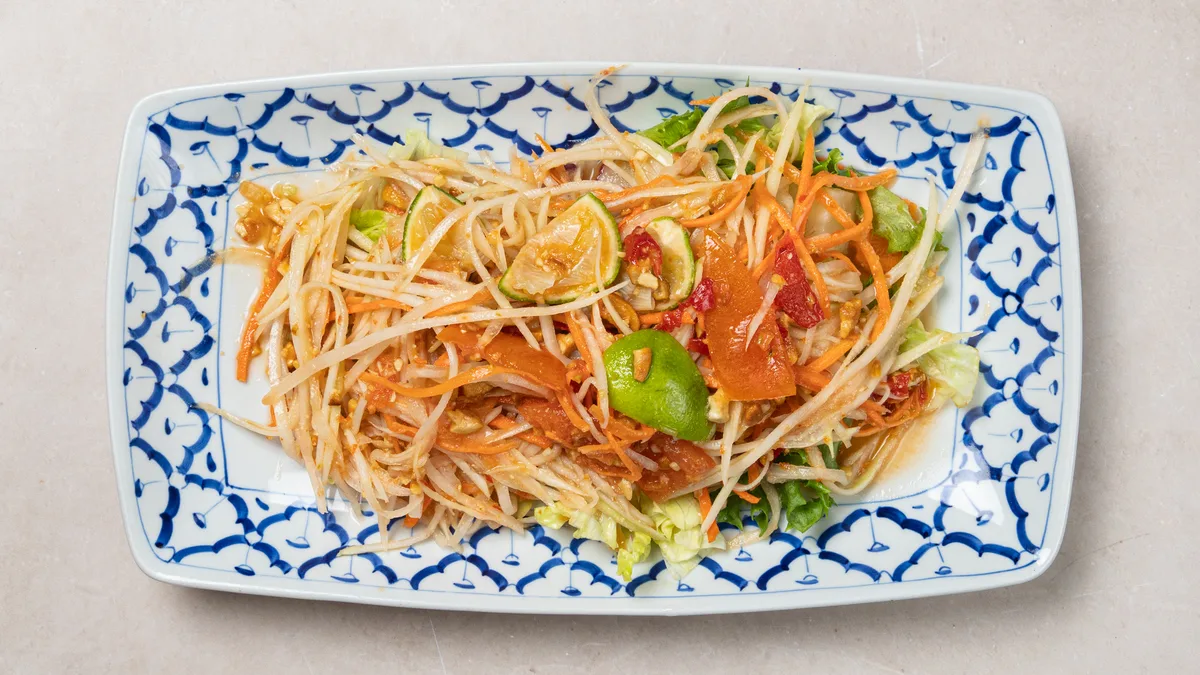 Som Tum, Papaijasalaatti, tulinen Thai tyylillä 🌶️ 🌶️ 🌶️  (G, L)