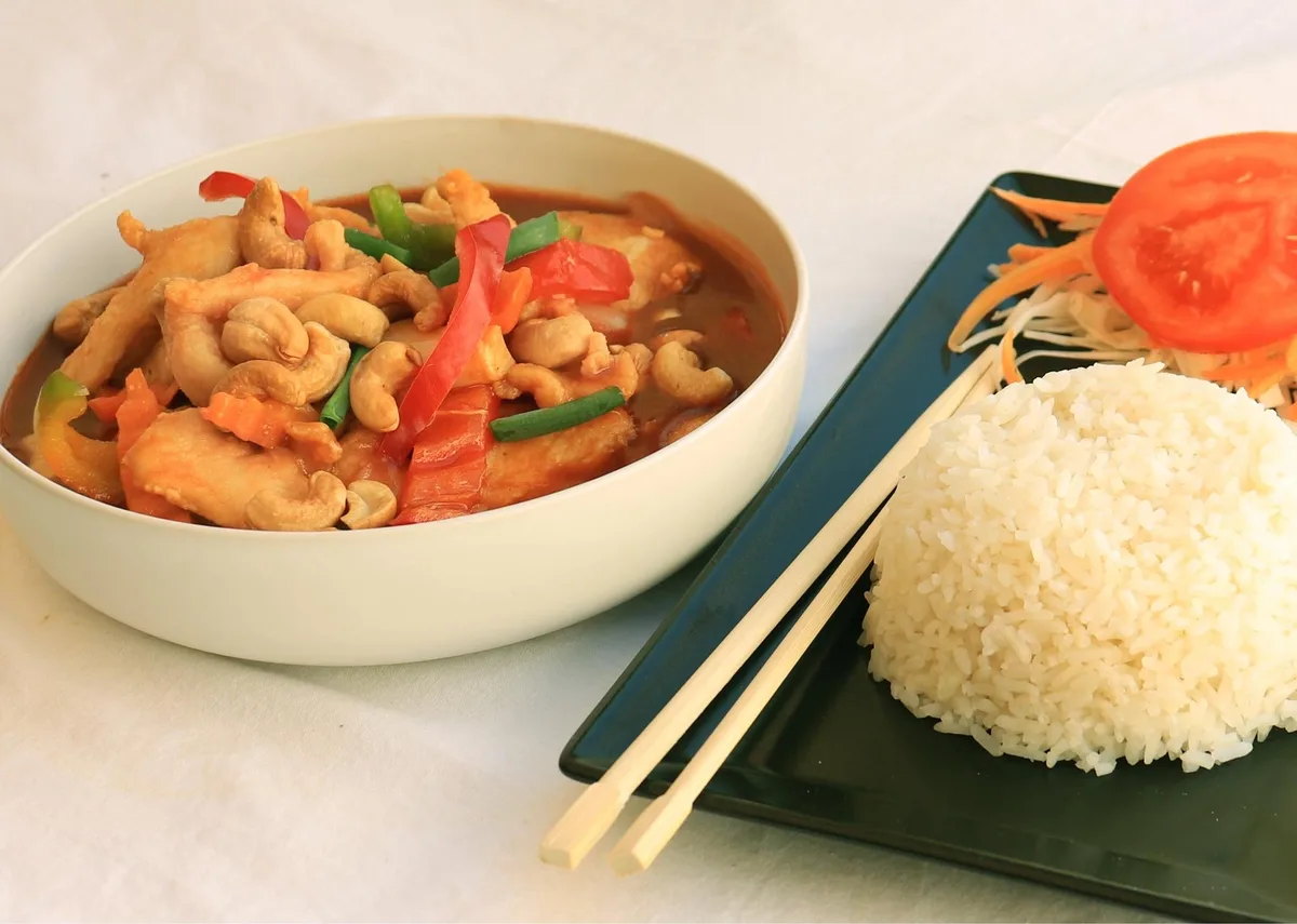 Chicken with cashew nuts and tomato sauce