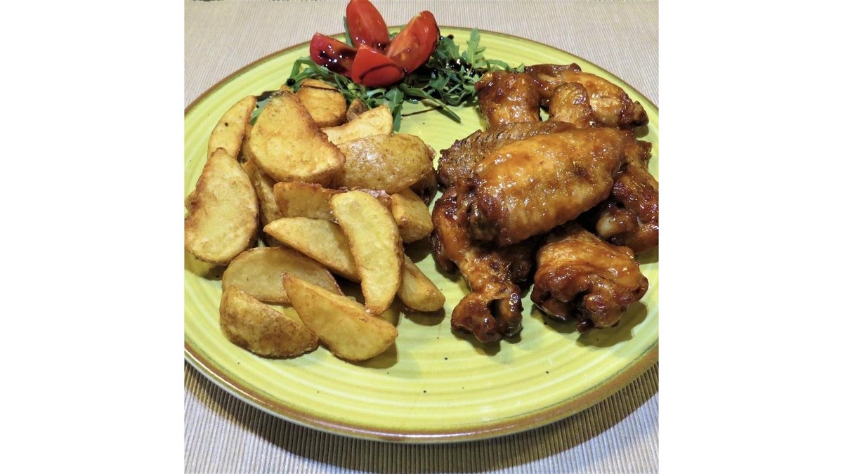 Aripioare în sos barbeque cu cartofi wedges