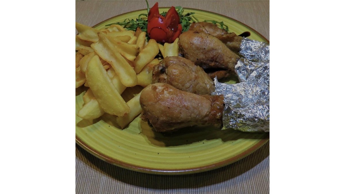 Ciocanele de pui la ciaun cu cartofi prăjiți și usturoi