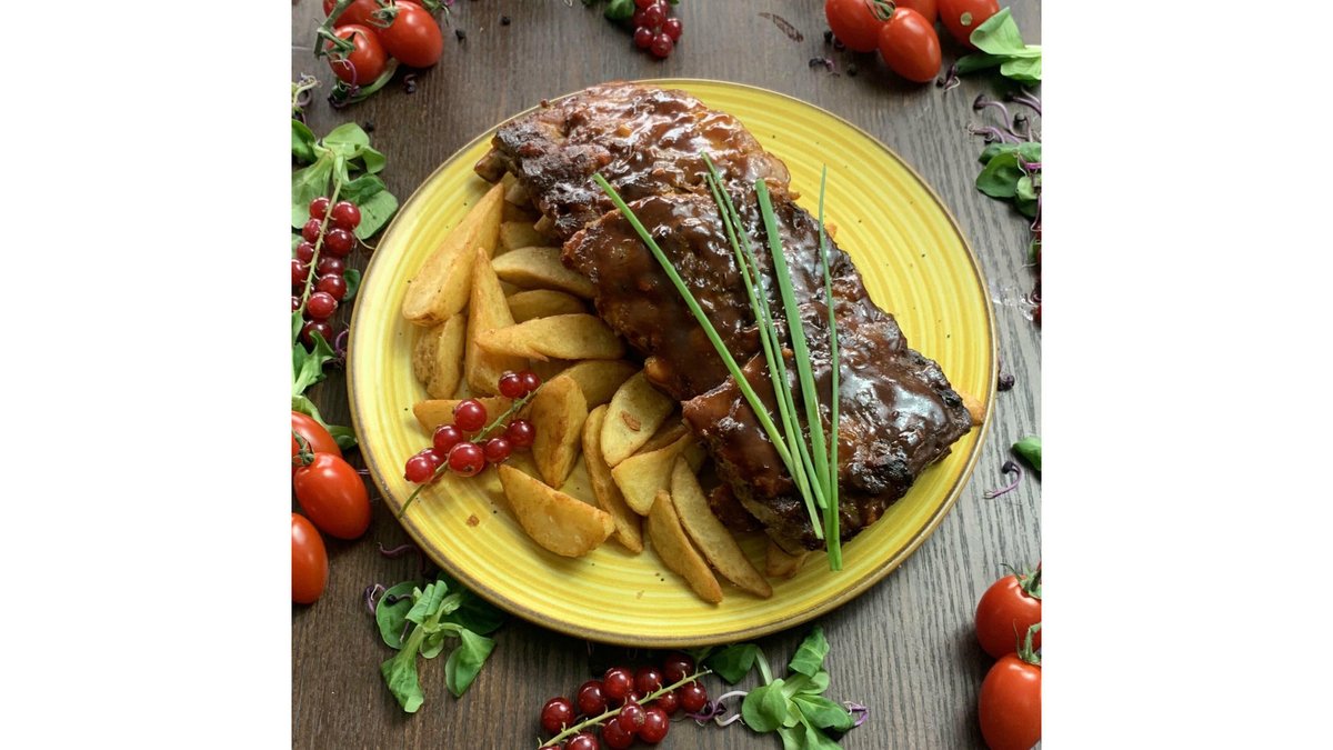 Coaste de porc în sos barbeque și cartofi wedges