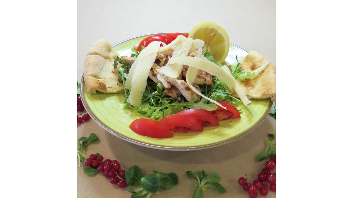 Salată cu pui și parmezan