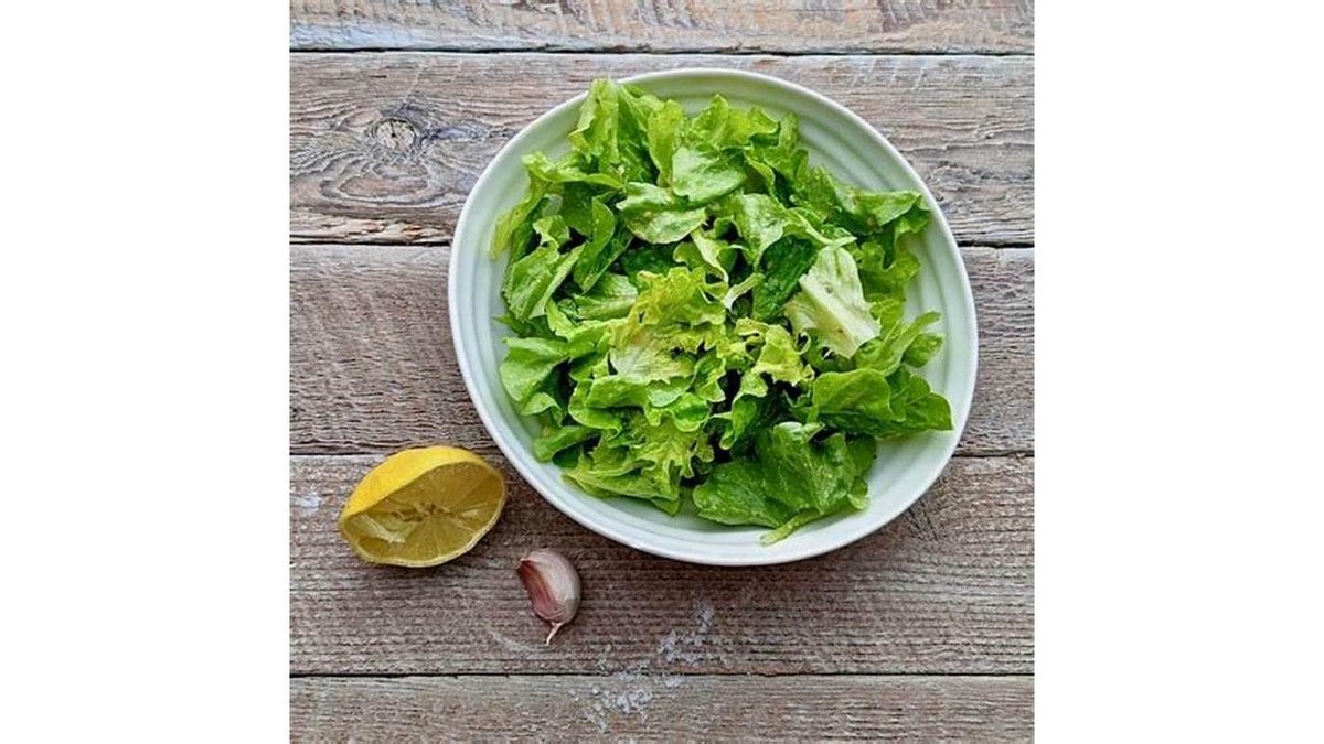 Salată verde cu lămâie