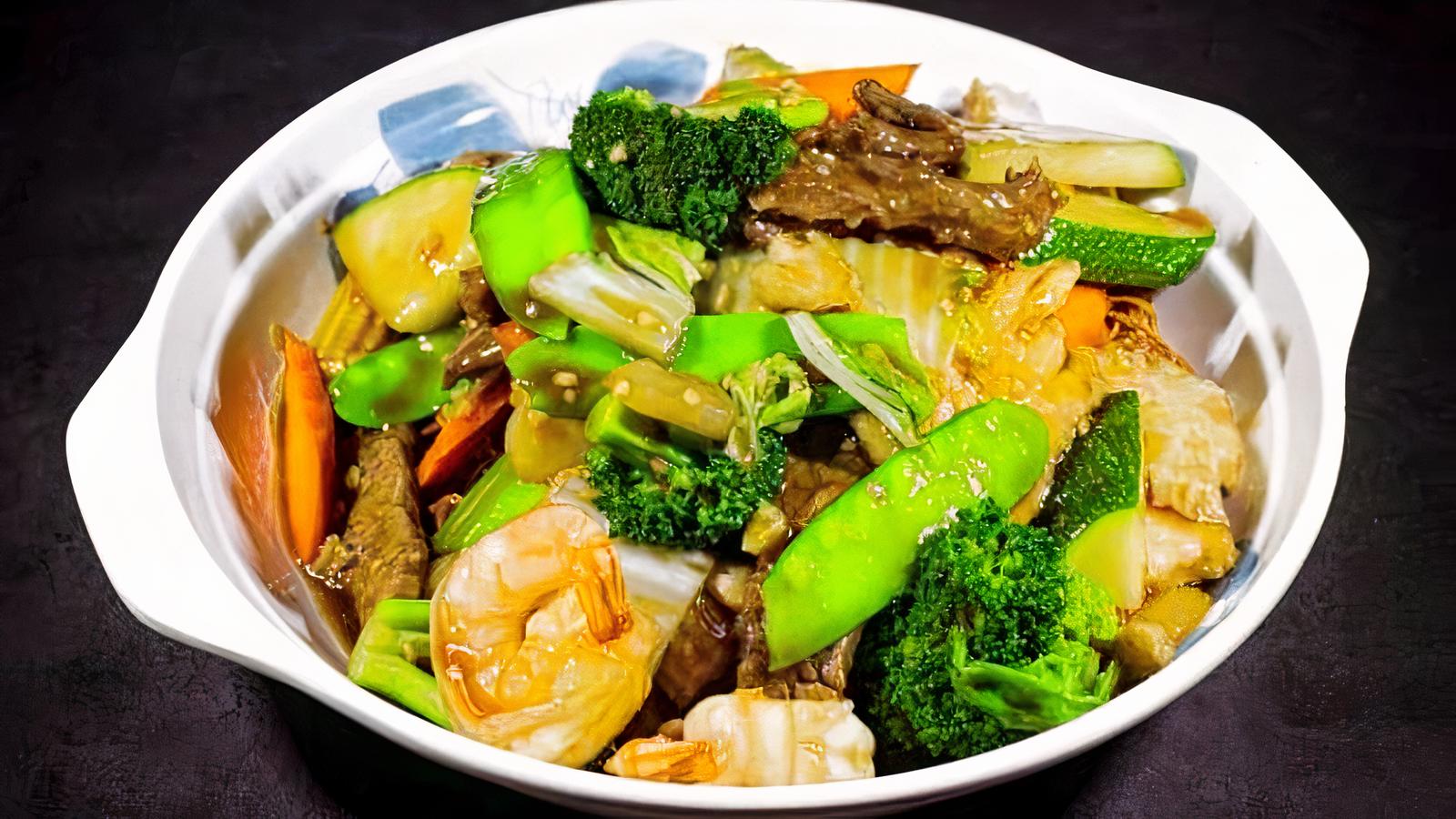 13 Cantonese Style Pan Fried Noodle 两面黄
