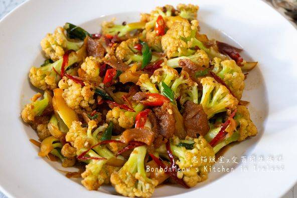 猪油渣炒花菜fried pork belly with califower