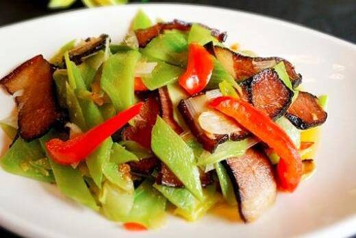 湘西蒜苗腊肉garlic tender leaves sautee Chinese bacon