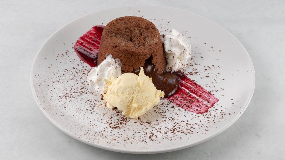 Lava cake z jagodnim pirejem (slika je simbolična)
