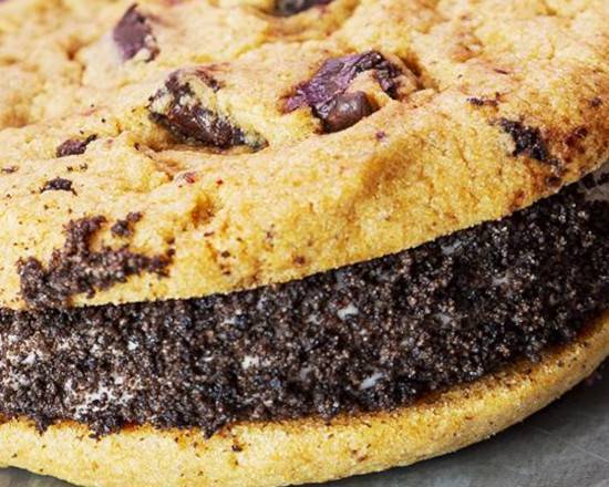 Cookies and Cream Cookie Sandwich