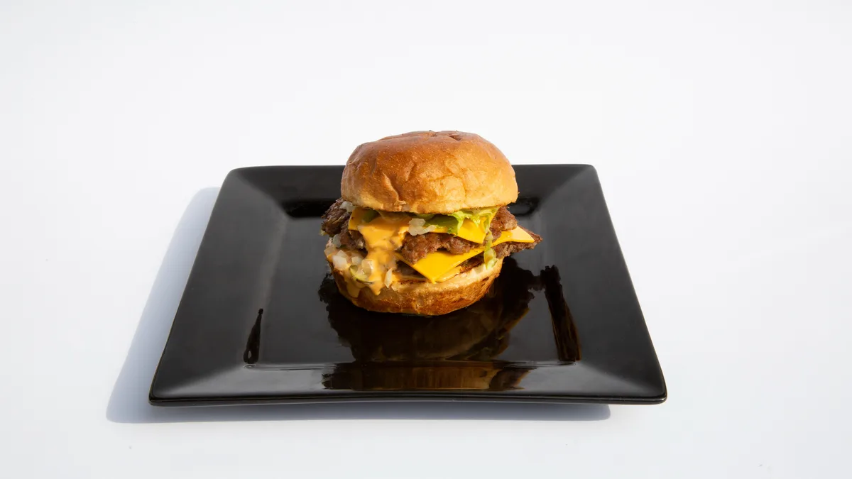 G.O.A.T burger + frajd krompir + Coca Cola