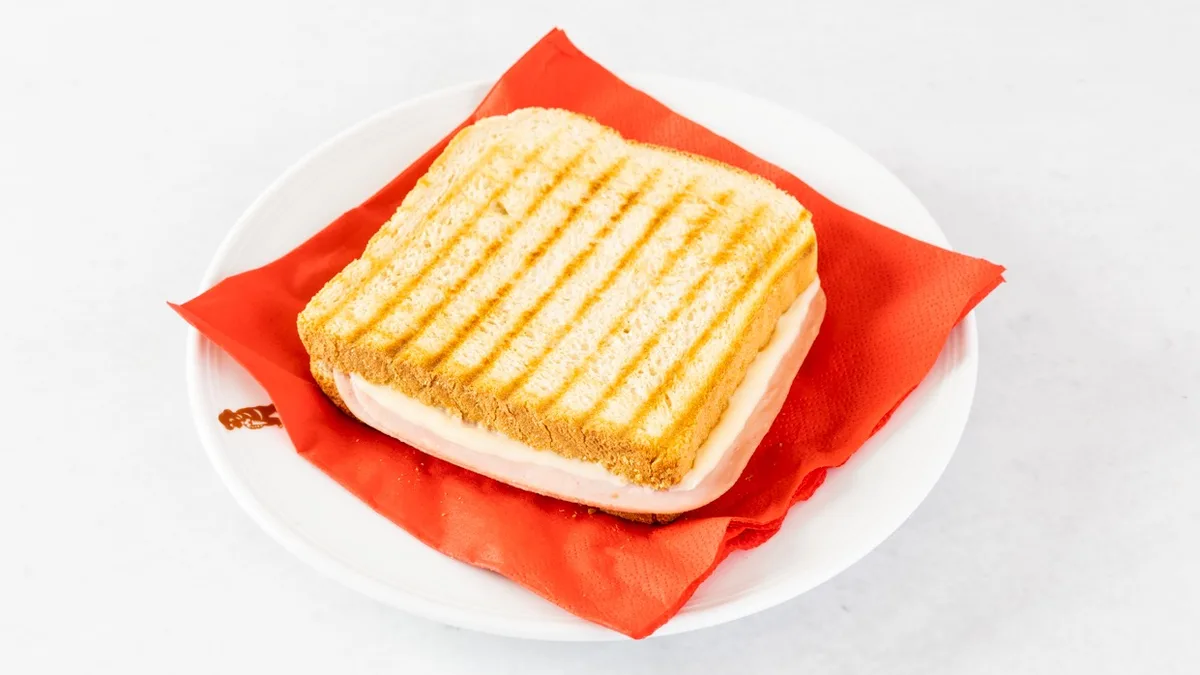 Toast s sirom in šunko